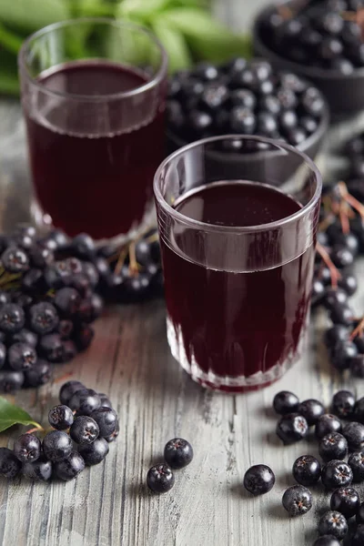 鲜黑楸浆果和黑楸浆果汁在玻璃杯中 — 图库照片