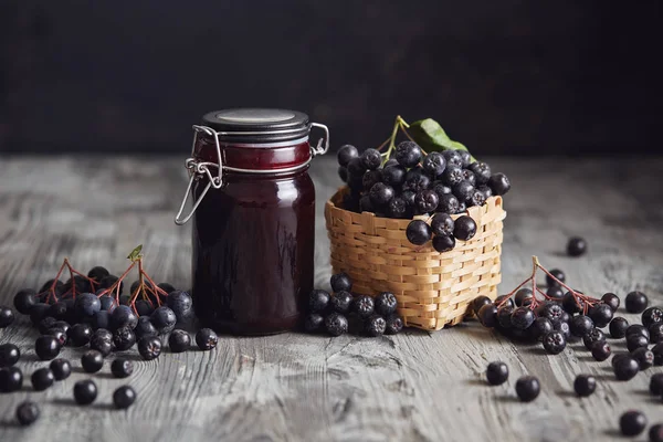 黑楸果酱旁边的新鲜浆果 自制黑楸果酱在木桌上的新鲜黑楸浆果玻璃罐 — 图库照片