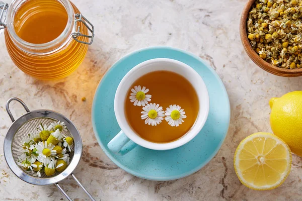 Kamille Bloemen Kamille Thee Beker Met Ingrediënten — Stockfoto