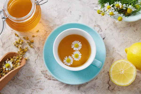 Kamille Bloemen Kamille Thee Beker Met Ingrediënten — Stockfoto