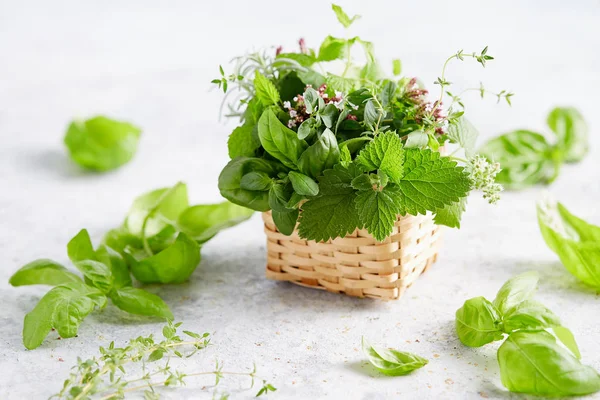 Herbes Assorties Dans Petit Panier Osier Sur Une Surface Grise — Photo