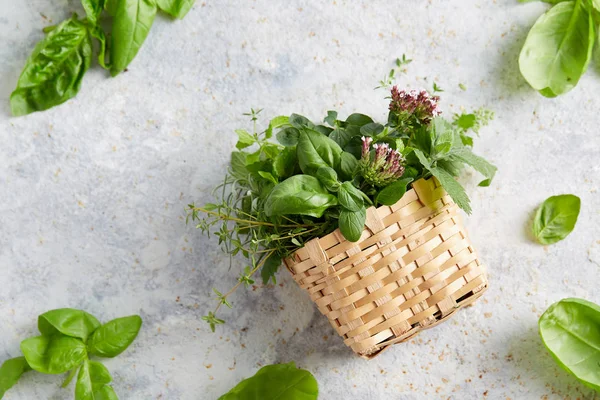 Diverse Kruiden Kleine Rieten Mand Grijze Oppervlak — Stockfoto