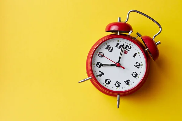 Reloj Despertador Vintage Rojo Sobre Fondo Amarillo — Foto de Stock