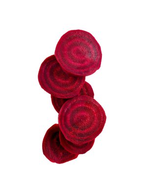 Beyaz arka plan üzerinde taze kırmızı pancar dilimleri