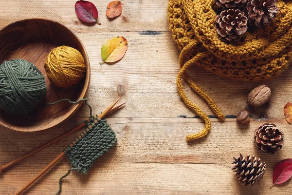 Strickstück Mit Holznadeln Und Garn Zwischen Herbstblättern Und Tannenzapfen — Stockfoto