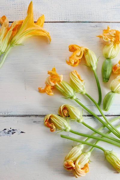 Свежие Цветы Courgette Белом Деревянном Фоне — стоковое фото