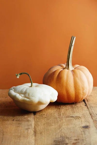 Calabazas Naranjas Blancas Sobre Superficie Madera Rústica —  Fotos de Stock