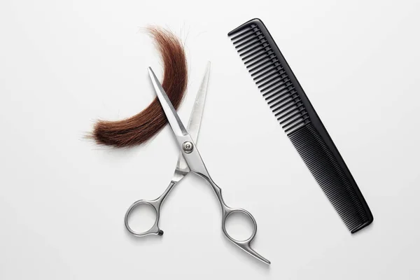 Friseurschere Mit Kamm Und Haarschloss Auf Weißem Hintergrund — Stockfoto