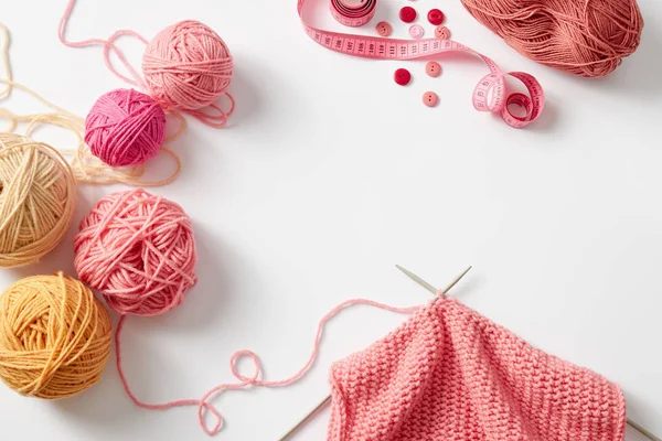 糸のボールで編みと編み物の作品 — ストック写真