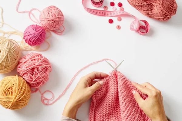 女性手针织粉红色羊毛白色背景 — 图库照片