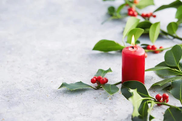 Ozdoby Świąteczne Świeca Wiecznie Zielone Ozdoby Holly Pozostawia Czerwone Jagody — Zdjęcie stockowe