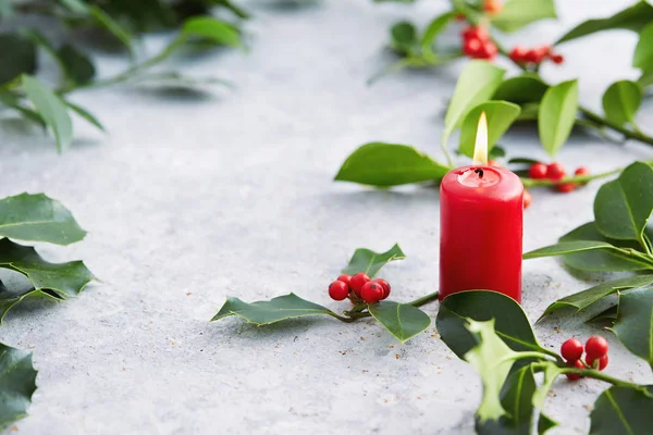 Decorações Natal Vela Com Decorações Perenes Folhas Azevinho Com Bagas — Fotografia de Stock