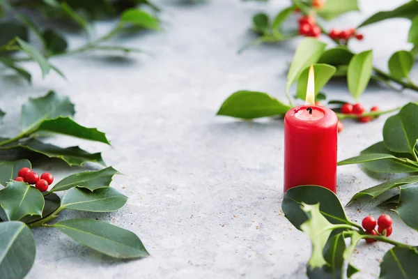 Weihnachtsdekoration Kerze Mit Immergrünen Dekorationen Stechpalme Mit Roten Beeren — Stockfoto