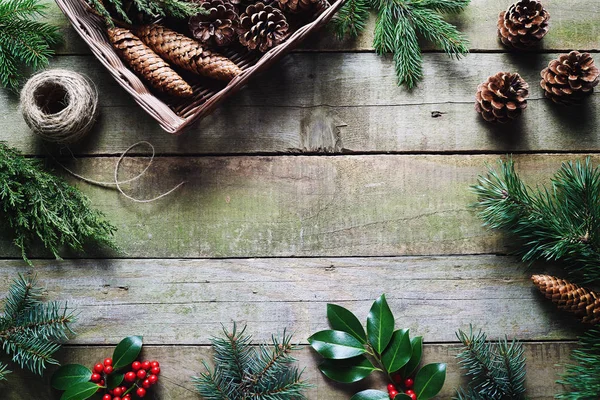 Christmas Decoration Using Fresh All Natural Materials Wooden Table — Stock Photo, Image