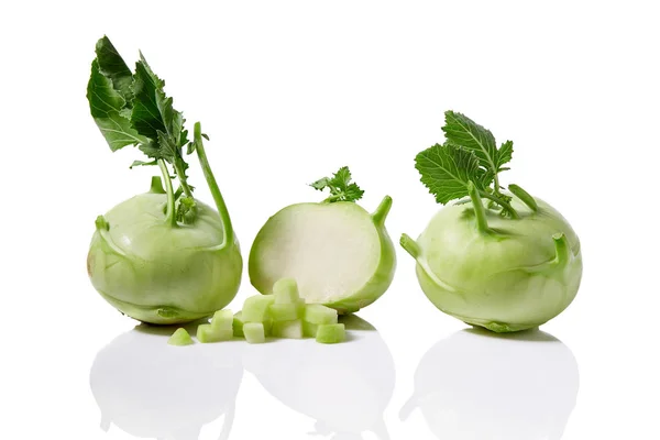 Verse Koolrabi Met Met Groene Stengels Nog Aangesloten Witte Achtergrond — Stockfoto