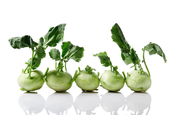 Rabi Kohlrabi Fresco Com Caules Folhosos Ainda Preso Fundo Branco — Fotografia de Stock