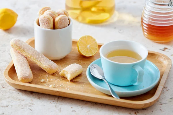 Galletas Dedo Esponja Servidas Con Una Taza Bandeja Madera — Foto de Stock