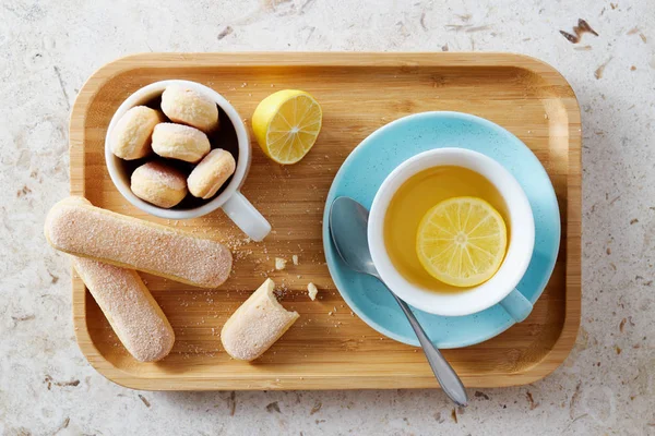 Biscoitos Dedo Esponja Servidos Com Uma Xícara Chá Bandeja Madeira — Fotografia de Stock