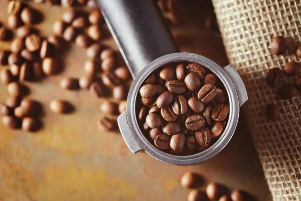 コーヒー豆をエスプレッソ コーヒー マシンのハンドル — ストック写真