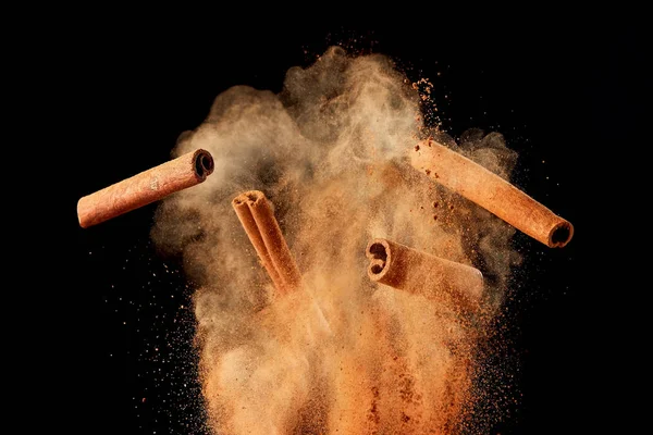 Voedsel Explosie Met Kaneelstokjes Poeder Zwarte Achtergrond — Stockfoto