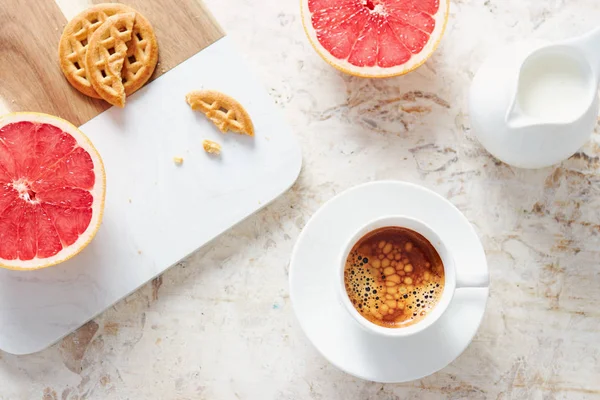 Закрыть Завтрак Свежим Кофе Грейпфрутом Печеньем — стоковое фото