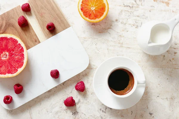 Close Breakfast Table Fresh Coffee Grapefruit Oranges Raspberries — Stock Photo, Image