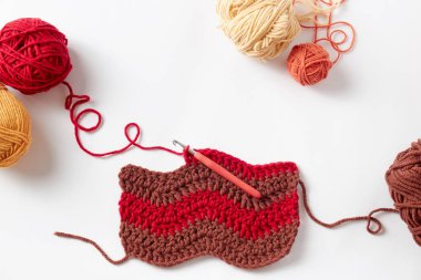 Kanca ve iplik, beyaz arka plan üzerinde renkli tığ işi proje.