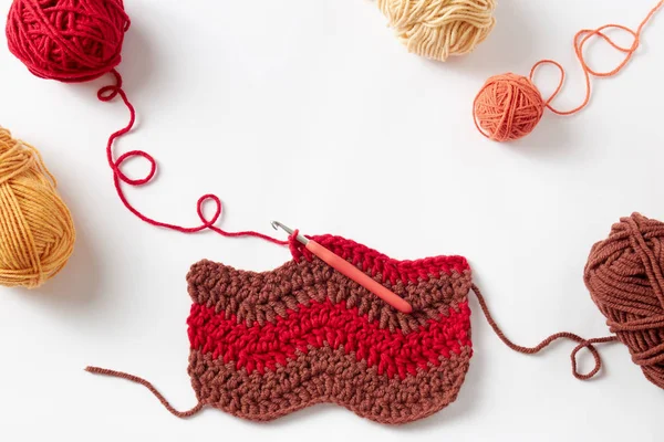 Kolorowe Crochet Projekt Hakiem Przędzy Białym Tle — Zdjęcie stockowe