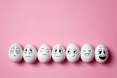 Yüz ifadeleri komik Paskalya yumurta. Pembe bir arka plan üzerinde farklı yüzlerle yumurta. 