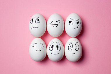 Yüz ifadeleri komik Paskalya yumurta. Pembe bir arka plan üzerinde farklı yüzlerle yumurta. 
