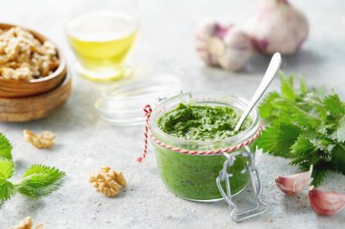 Vejetaryen Isırgan, Sarımsak Ve Ceviz Pesto