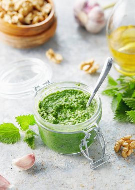 Vejetaryen Isırgan, Sarımsak Ve Ceviz Pesto