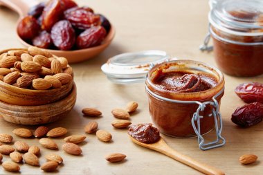 Badem ile vegan tarih yayıldı (şekersiz).