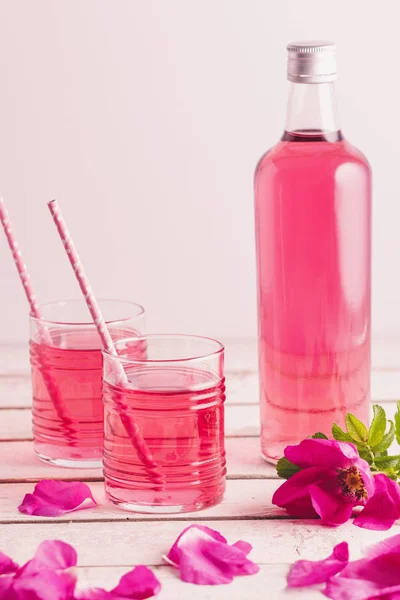 Xarope de pétala de rosa caseiro — Fotografia de Stock