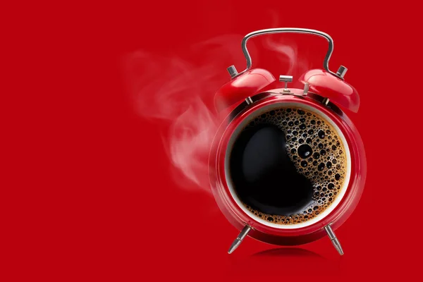 Reloj despertador rojo con café negro caliente . — Foto de Stock