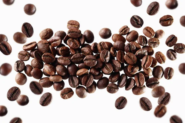 Жареные кофейные зерна в воздухе — стоковое фото