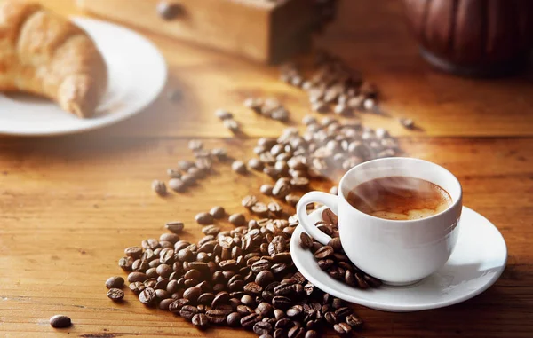 나무 탁자 위에 놓인 뜨거운 커피 한 잔 — 스톡 사진