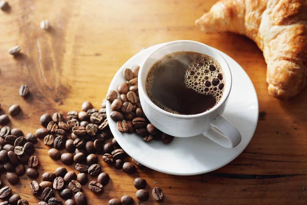 Чашка гарячої кави на дерев'яному столі — стокове фото