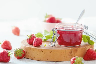 Çilek reçeli ve taze çilek.