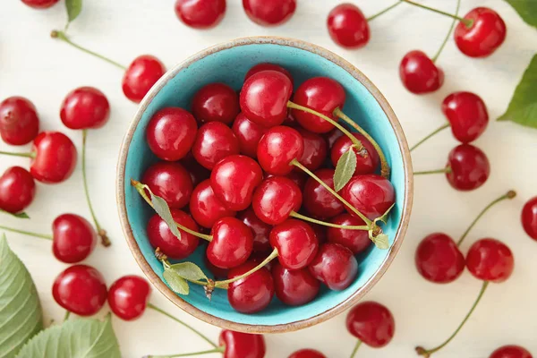 Bol à cerises plein de cerises fraîches — Photo