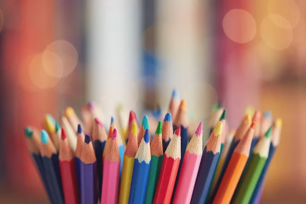 Kleurrijke gekleurde potloden op wazig bokeh achtergrond — Stockfoto