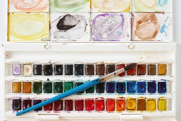 Använd akvarell palett och borste — Stockfoto
