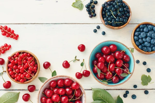 Frutas de verano sobre una mesa de madera blanca —  Fotos de Stock