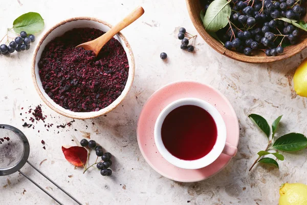 Aronia bogyó teát egy csésze — Stock Fotó