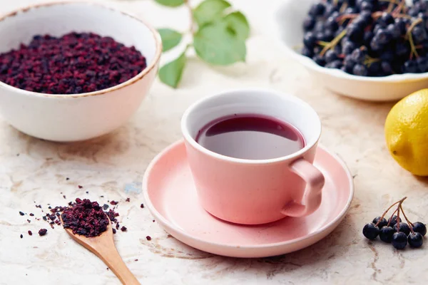 Aronia bogyó teát egy csésze — Stock Fotó