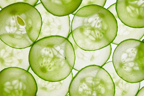 Verse plakjes komkommer op een witte achtergrond — Stockfoto