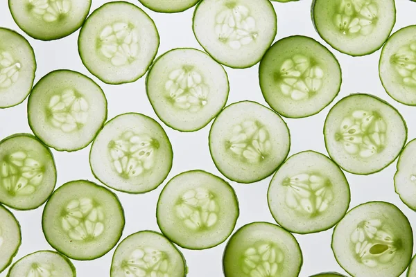 Fette di cetriolo fresche su uno sfondo bianco — Foto Stock