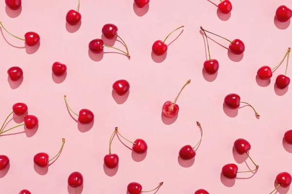 Flache Lage Von Kirschen Auf Rosa Hintergrund Ansicht Von Oben — Stockfoto