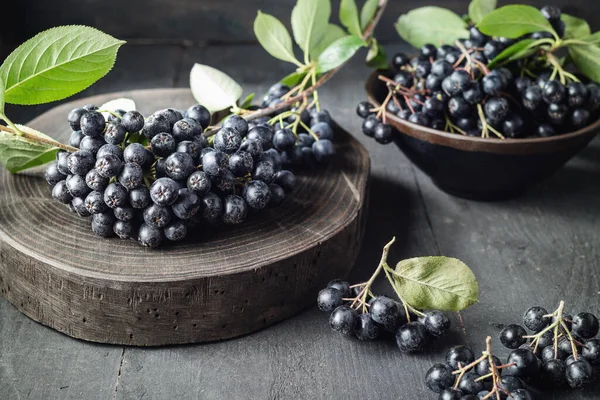 Yeni Toplanmış Aronia Üzümleri Ahşap Masada — Stok fotoğraf