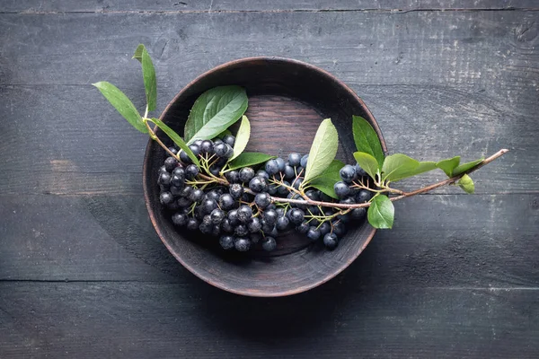 Aronia Meyveleriyle Dolu Bir Dal Ahşap Masada — Stok fotoğraf